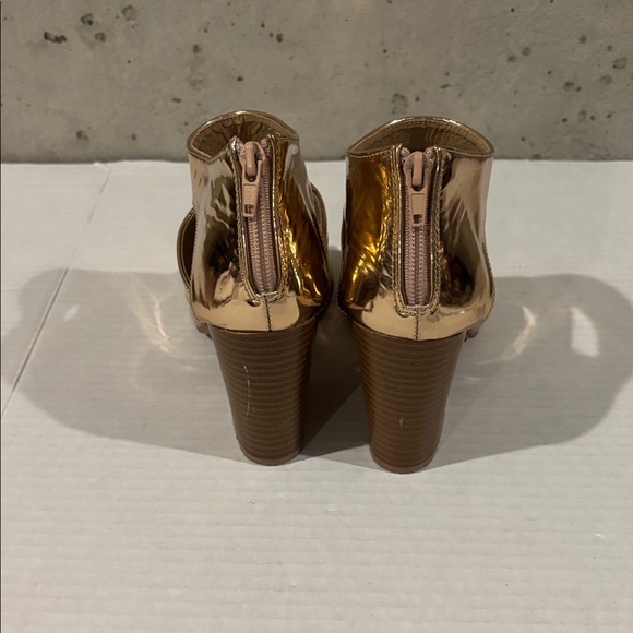 Yoki Metallic Gold Peep-Toe Sandals - Size 6 - Picture 6 of 9